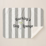 Cobertor Sherpa Funny Dog Lounge Taupe Personalizado<br><div class="desc">Empurre o seu cão com um cobertor luxuosamente macio de sherpa em taupe (beige-cinza) e listras brancas com o nome do seu animal de estimação e um copo de martini com texto de "salão de cão". Simplesmente personalize o nome do cão mostrado no design com o nome do seu cão....</div>