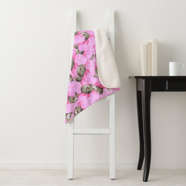 Cobertor Sherpa Gato Bonito num Padrão de Boné Rosa Aleatório (In Situ)