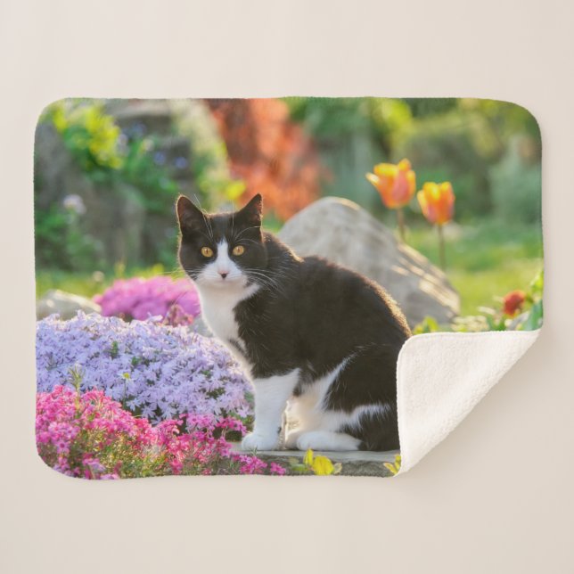 Cobertor Sherpa Gato branco preto e bonito em um jardim de flores  (Frente (Horizontal))