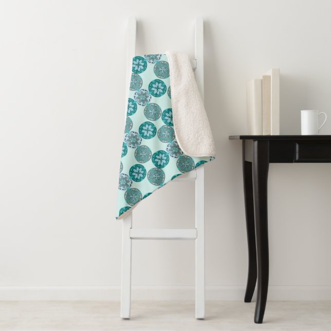 Cobertor Sherpa Geometric Ornate Floral Pattern Blue and Teal (In Situ)