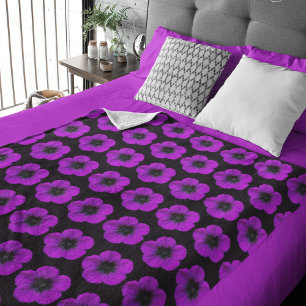 Cobertor Sherpa Gerânio roxo no padrão floral preto