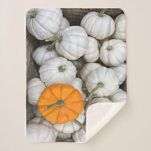 Cobertor Sherpa Ghost Pumpkins com uma laranja esgueirada (Frente)