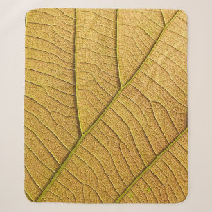Cobertor Sherpa Golden yellow leaf pattern in the morning.