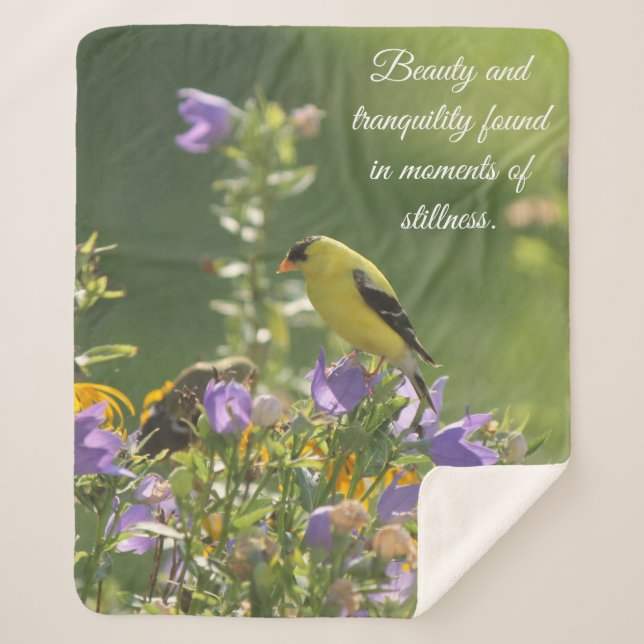 Cobertor Sherpa Goldfinch em uma Flor Harebell (Frente)