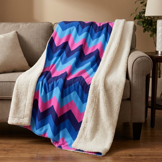 Cobertor Sherpa Grande Listras Azuis e Rosas (Cool Blue Pink Chevrons Large Sherpa Blanket draped on sofa in a living room.)