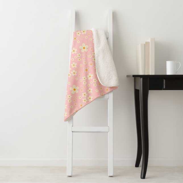 Cobertor Sherpa Groovy Blush Boho Daisy Floral Jardim Modelo Wrap (In Situ)