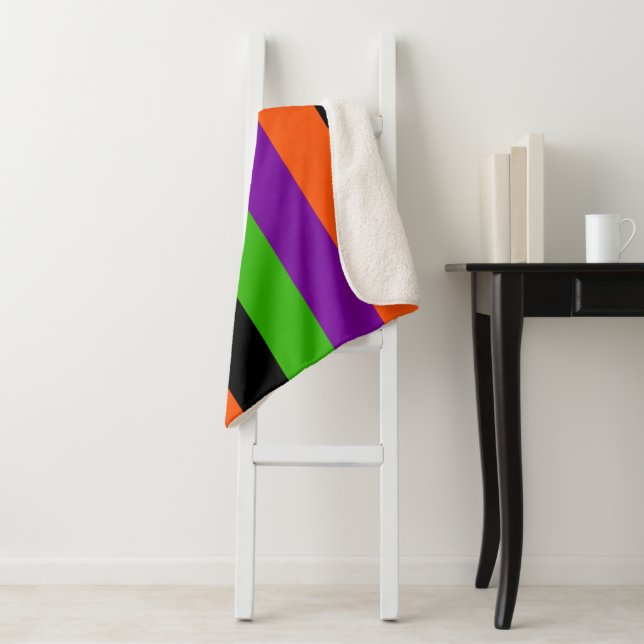 Cobertor Sherpa Halloween Stripes in Classic Colors (In Situ)