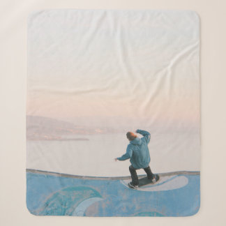 Cobertor Sherpa Homem no skate azul na parede na praia