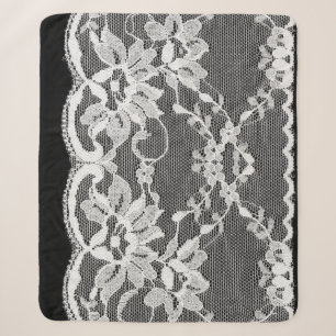 Cobertor Sherpa Lace floral branco: fundo preto.