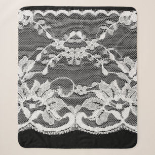 Cobertor Sherpa Lace floral branco sobre fundo preto.