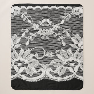 Cobertor Sherpa Lace floral branco sobre fundo preto.