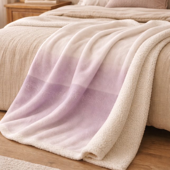 Cobertor Sherpa Lavanda com Degrade do Crepúsculo (Pale lavender fades into dusk grey for a layered look across sofas and beds)