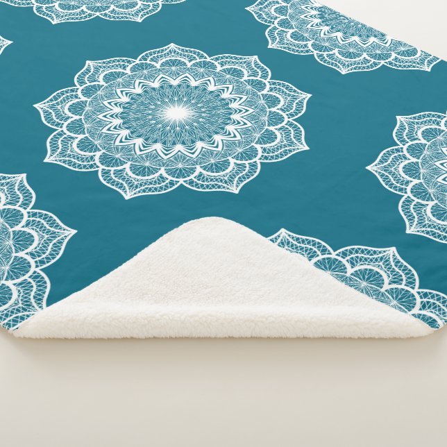 Cobertor Sherpa Mandala Branco em Fundo Azul (3/4)