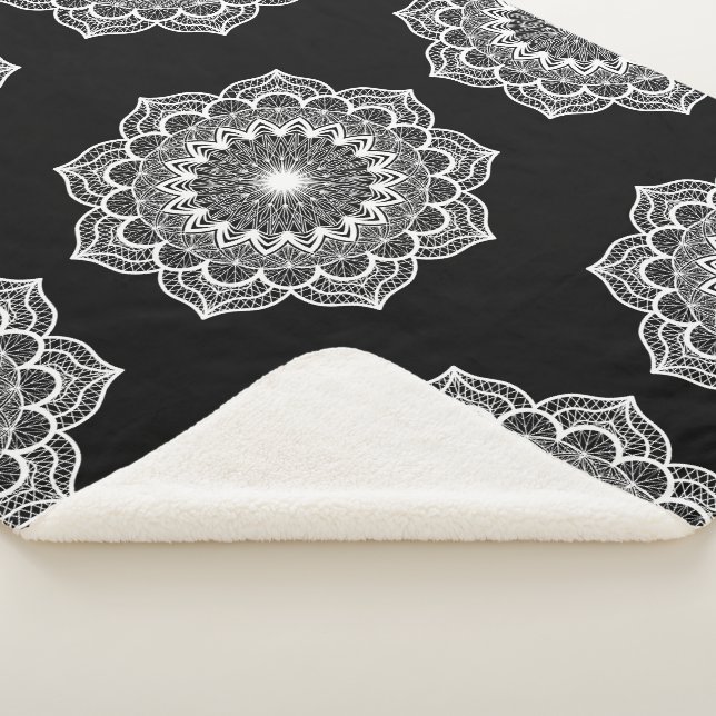 Cobertor Sherpa Mandala Branco em Fundo Preto (3/4)