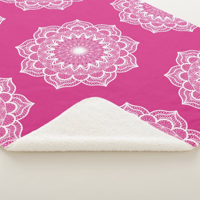 Cobertor Sherpa Mandala Branco em Fundo Rosa (3/4)