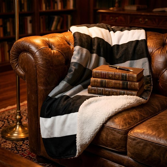 Cobertor Sherpa Moderna Linear | Carbon & Obsidian (Lifestyle Shot)