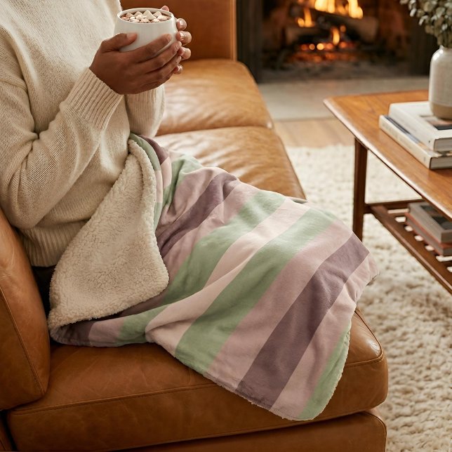 Cobertor Sherpa Moderna Linear | Sage Envelhecido e Rosa Chá (Lifestyle Shot)