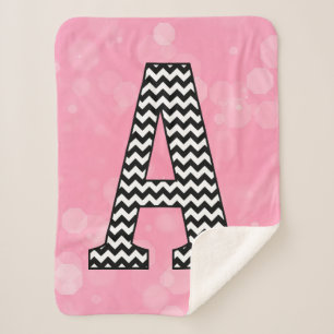 Cobertor Sherpa Monograma de Chevron Preto e Branco "A"