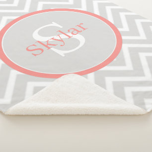 Cobertor Sherpa Monograma de Coral Chevron