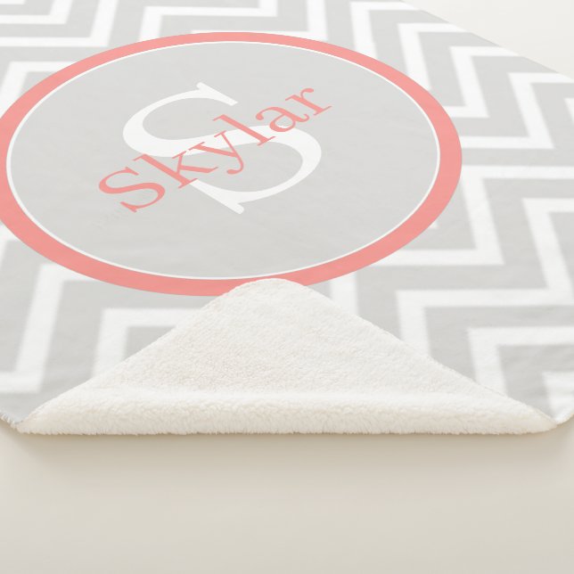 Cobertor Sherpa Monograma de Coral Chevron (3/4)