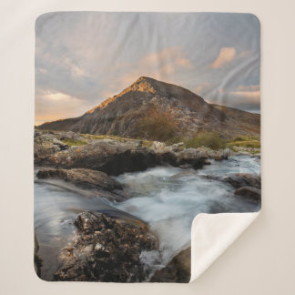 COBERTOR SHERPA MONTANHA MARINHA PERTO DO CORPO DE ÁGUA SOB PELE N