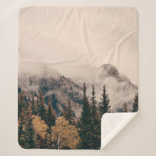 Cobertor Sherpa Montanhas com neblina e floresta no Parque Naciona