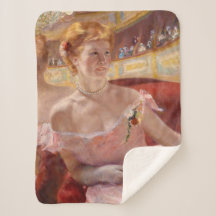 Mulher Americana com Colar Pérola e Vestido Rosa