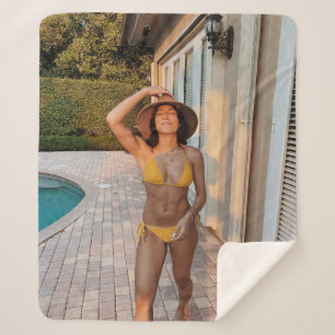 Cobertor Sherpa Mulher de biquíni amarelo em pé no flo castanho