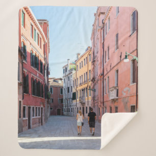 Cobertor Sherpa Mulher de jaqueta preta caminhando na calçada em m