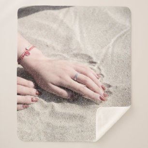 Cobertor Sherpa Mulher deitada sobre areia branca