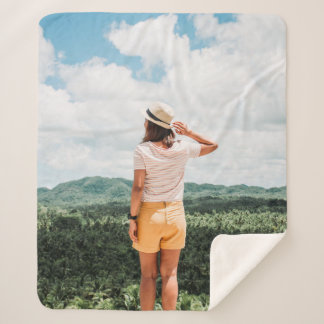 Cobertor Sherpa Mulher parada perto das árvores