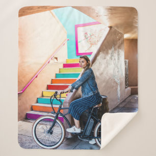 Cobertor Sherpa Mulher vestindo jaqueta de denim azul e calções 