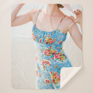Cobertor Sherpa Mulher vestindo rompermos florais azuis e chapéu 
