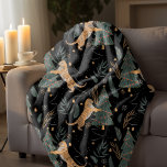 Cobertor Sherpa "Natais vintages Tigre com Árvore de Natal Preto<br><div class="desc">Enrole-se em alegria festiva com os Natais vintages Tigre com o cobertor preto das árvores de Natal. Este cobertor preto, aconchegante, apresenta um charmoso tigre inspirado em vintage, ao lado de uma bela árvore de Natal decorada, acrescentando um toque de calor caprichoso à sua época de férias. Feito com material...</div>