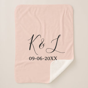 Cobertor Sherpa nome do casal de casamento letra data fundo pastel