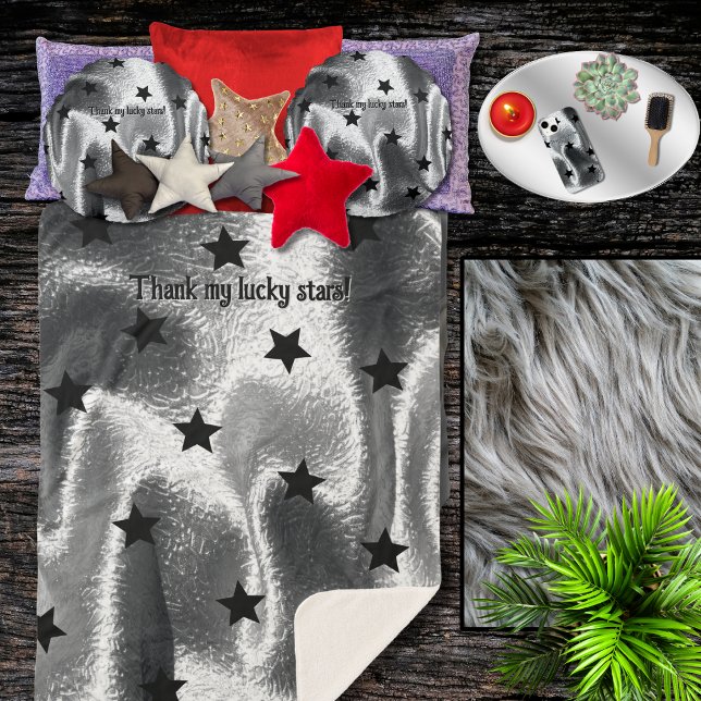 Cobertor Sherpa "Obrigado Minhas Estrelas Sortudas" Silver Shadow  (60" x 80" silver gray sherpa blanket with black stars pattern and "Thank my lucky stars" custom text)