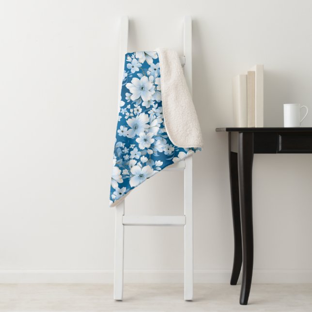 Cobertor Sherpa padrão das flores brancas, fundo azul, (In Situ)