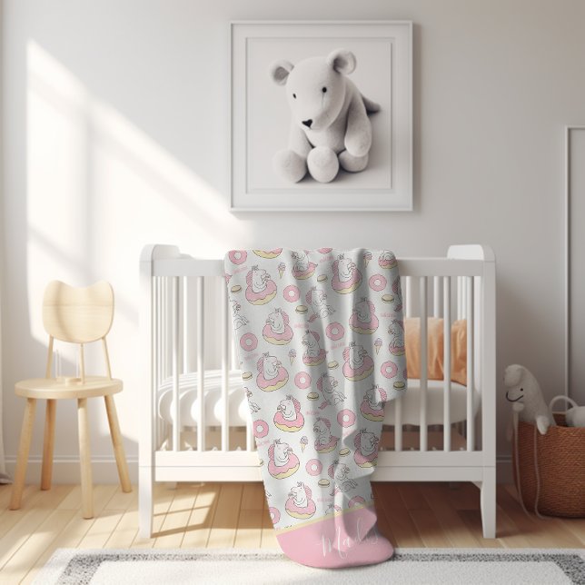 Cobertor Sherpa Padrão de Unicórnio Whimsical Pink Pastel com Nome (A cute unicorn pattern with monogram template for baby or child's nursery or bedroom.)