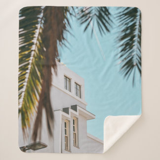 Cobertor Sherpa Palmeira perto do prédio de concreto branco