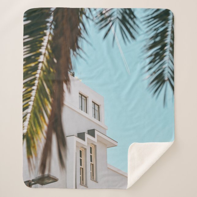 Cobertor Sherpa Palmeira perto do prédio de concreto branco (Frente)