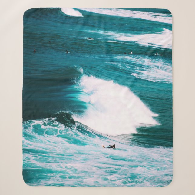 Cobertor Sherpa Pessoa no surfboard com ondas oceânicas (Frente)