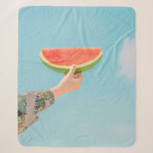 Cobertor Sherpa Pessoa que segura melancia fatiada