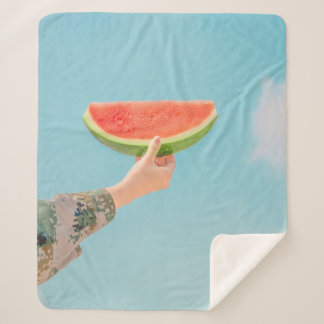 Cobertor Sherpa Pessoa que segura melancia fatiada