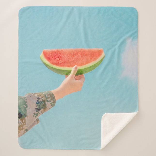 Cobertor Sherpa Pessoa que segura melancia fatiada (Frente)