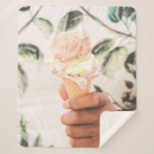 Cobertor Sherpa Pessoa que segura um cone de sorvete com três sabo