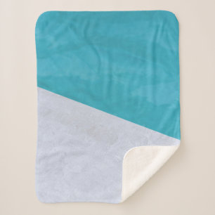 Cobertor Sherpa Piso de cinza vazio ao lado da piscina