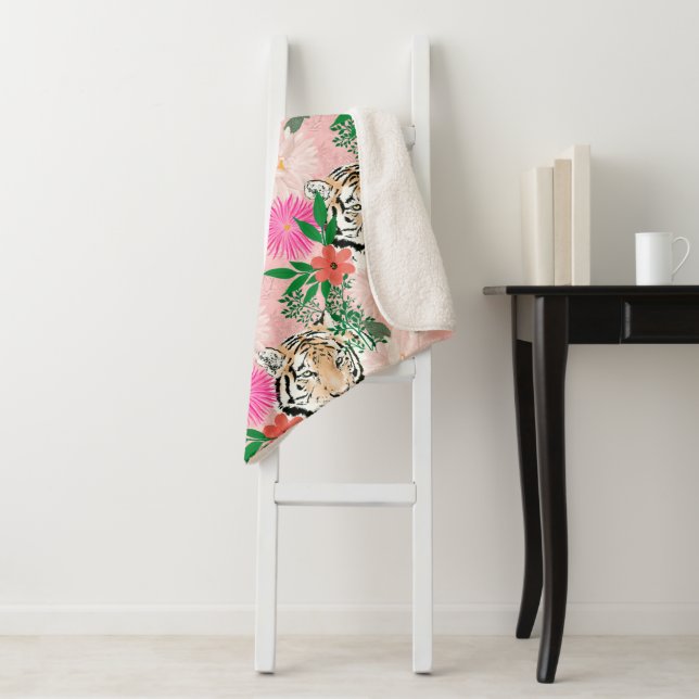 Cobertor Sherpa Pretty White Pink Tiger Floral Painting (In Situ)