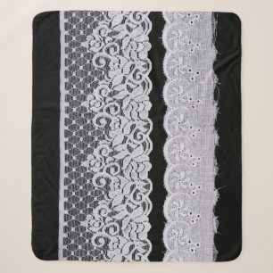 Cobertor Sherpa rendas brancas ornamentais, fundo preto isolado.