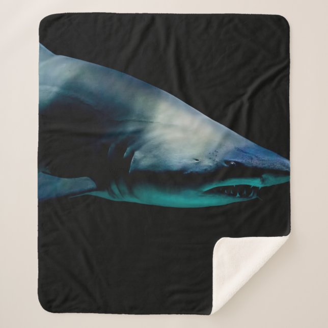 COBERTOR SHERPA SHARK AGAINST BLACK BACKGROUND (Frente)