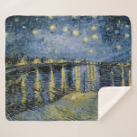 Cobertor Sherpa Starry Night Vincent van Gogh<br><div class="desc">Algodão em Cordeville. Vincent Willem van Gogh. Paisagem noturna em tons azuis e amarelos escuros. Há uma ponte sobre o rio. No primeiro plano,  um homem e uma mulher caminham pelo cais. As estrelas estão brilhando no céu. Reprodução de famosas imagens de arte no dominio público.</div>